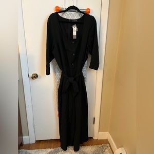 New w/ tags Lane Bryant Jump Suit. Zippered back. Size 24. Wide leg 3/4 sleeve.